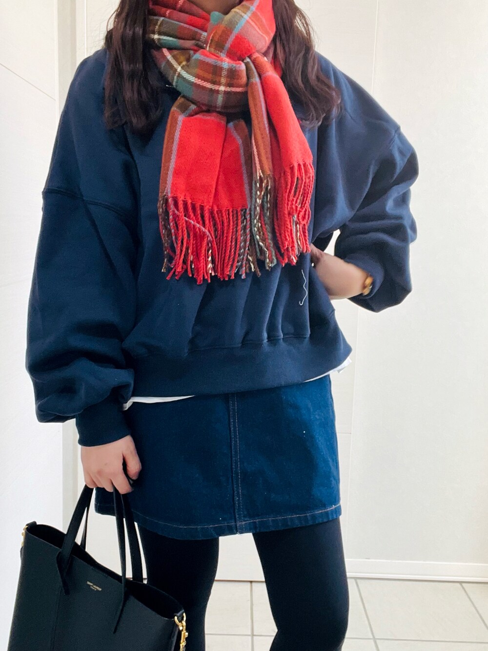 「大人カジュアル、ミニスカート、ハーフジップ、スウェット、秋冬、ネイビー、チェックマフラー、赤、クリスマスに着たい服、オトナカワイイ、低身長、低身長コーデ、低身長女子、カジュアルコーデ、ローファー」|「shetilaの裏起毛ハーフジップスウェット(スウェット、ブルー系)」を使った、❁⃘asa❁⃘さん(レディース・150cm)の冬コーディネートの2枚目の写真