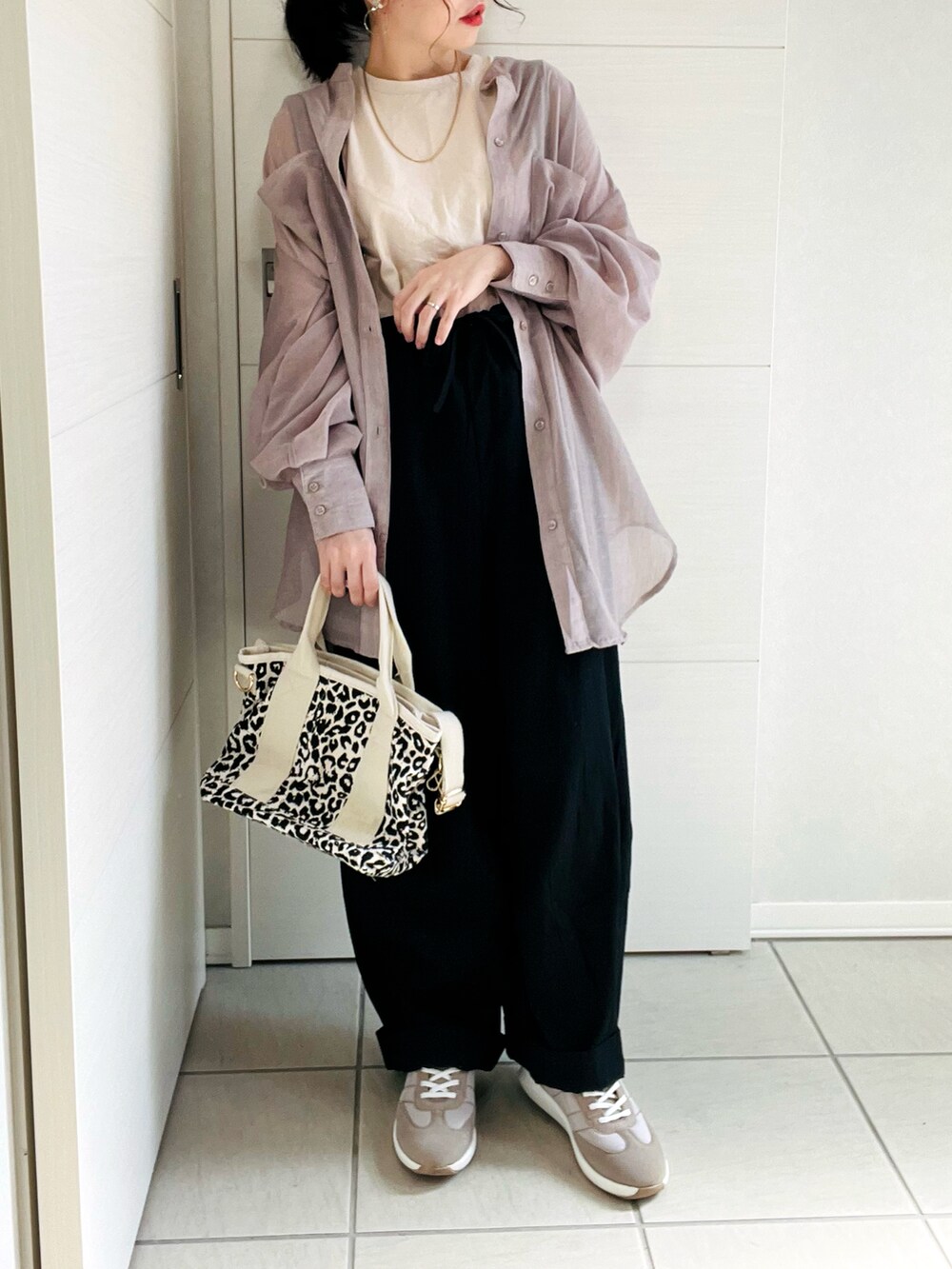 グレー系のシャツ/ブラウス、ブラック系のチノパンツ、ベージュ系のスニーカーを着用したレディースの夏コーディネートの2枚目の写真