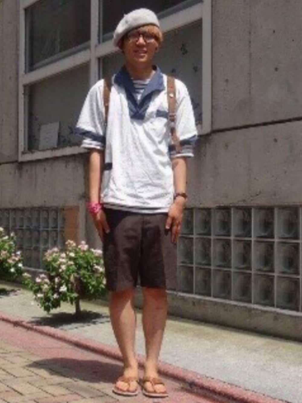 パープル系のシャツ/ブラウス、ホワイト系のジャケット/アウター、ブルー系のパンツを着用したメンズの春コーディネートの4枚目の写真