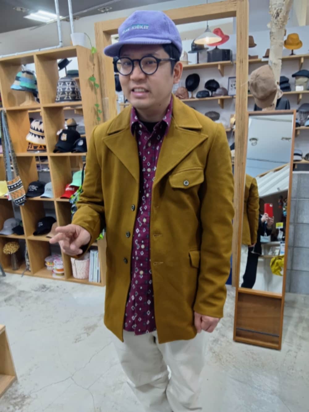 イエロー系のジャケット/アウター、パープル系のシャツ/ブラウス、ホワイト系のパンツを着用したメンズの春コーディネートの4枚目の写真