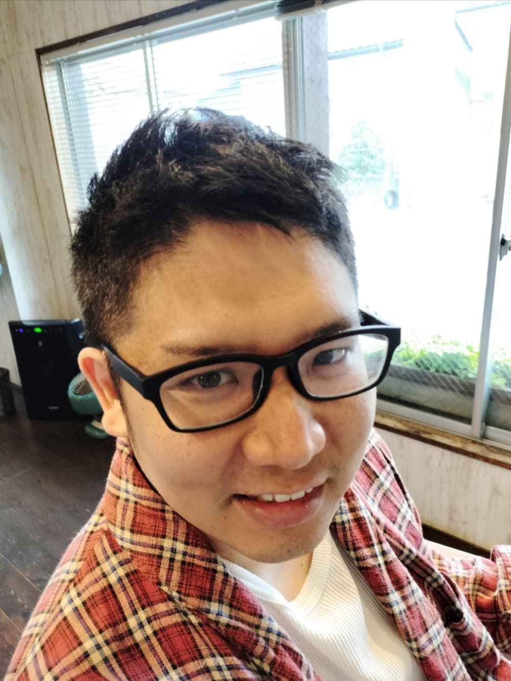 レッド系のジャケット/アウターを着用したメンズの秋コーディネートの3枚目の写真