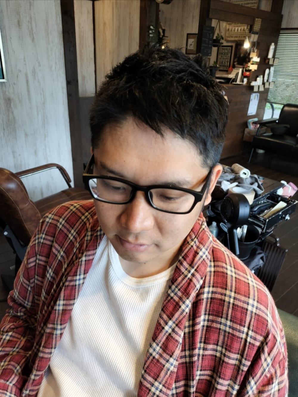 レッド系のジャケット/アウターを着用したメンズの秋コーディネートの2枚目の写真