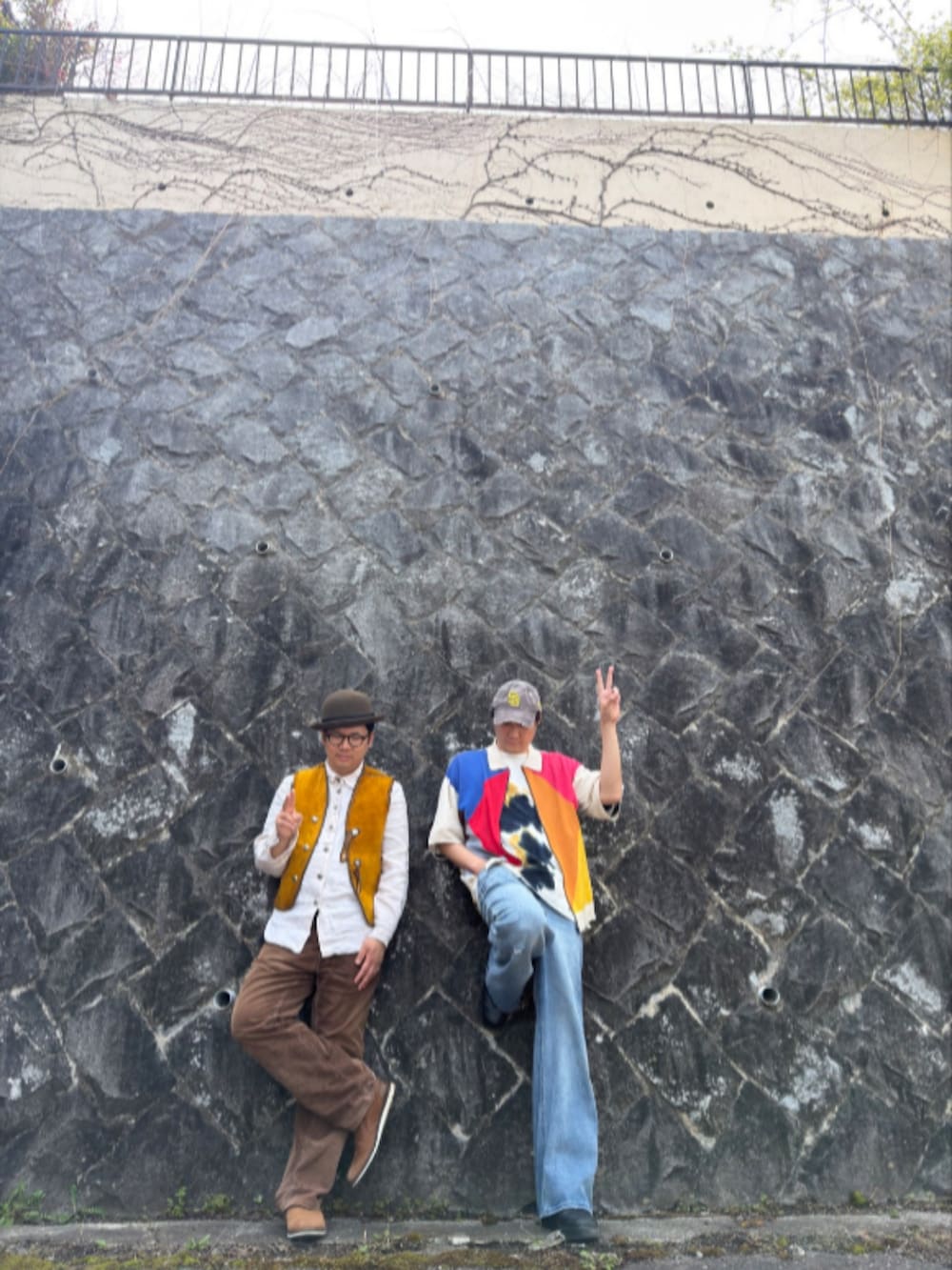 ブラウン系のパンツを着用したメンズの春コーディネートの2枚目の写真