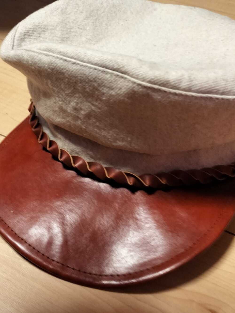 グリーン系のシャツ/ブラウス、ブラウン系のパンツ、ベージュ系のキャップを着用したメンズの春コーディネートの2枚目の写真