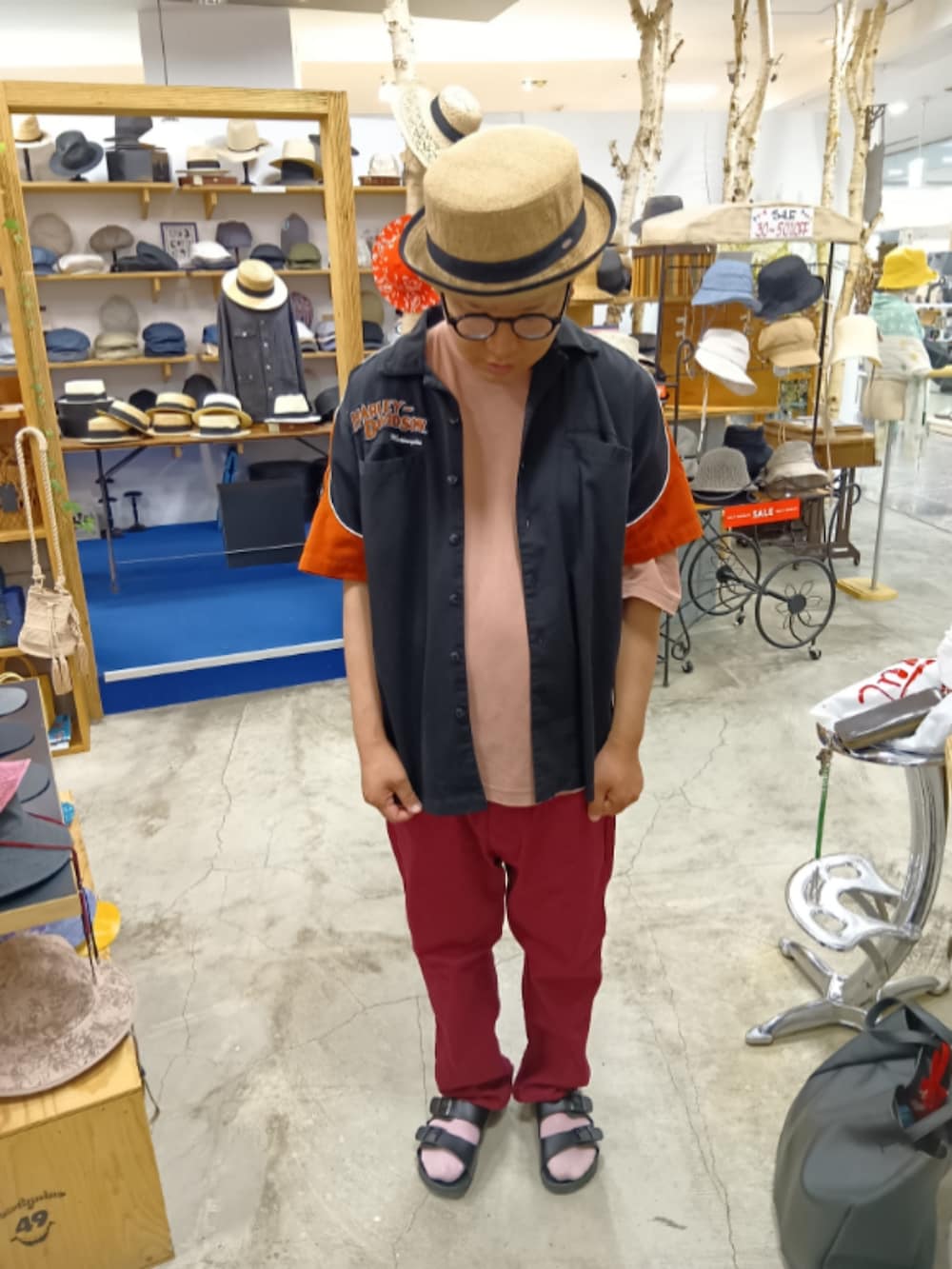 ブラック系のシャツ/ブラウス、ピンク系のTシャツ/カットソー、レッド系のパンツを着用したメンズの夏コーディネートの2枚目の写真