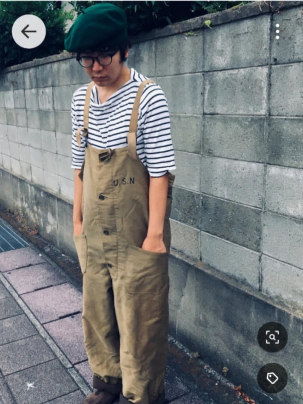 パープル系のシャツ/ブラウス、ホワイト系のジャケット/アウター、ブルー系のパンツを着用したメンズの春コーディネートの3枚目の写真