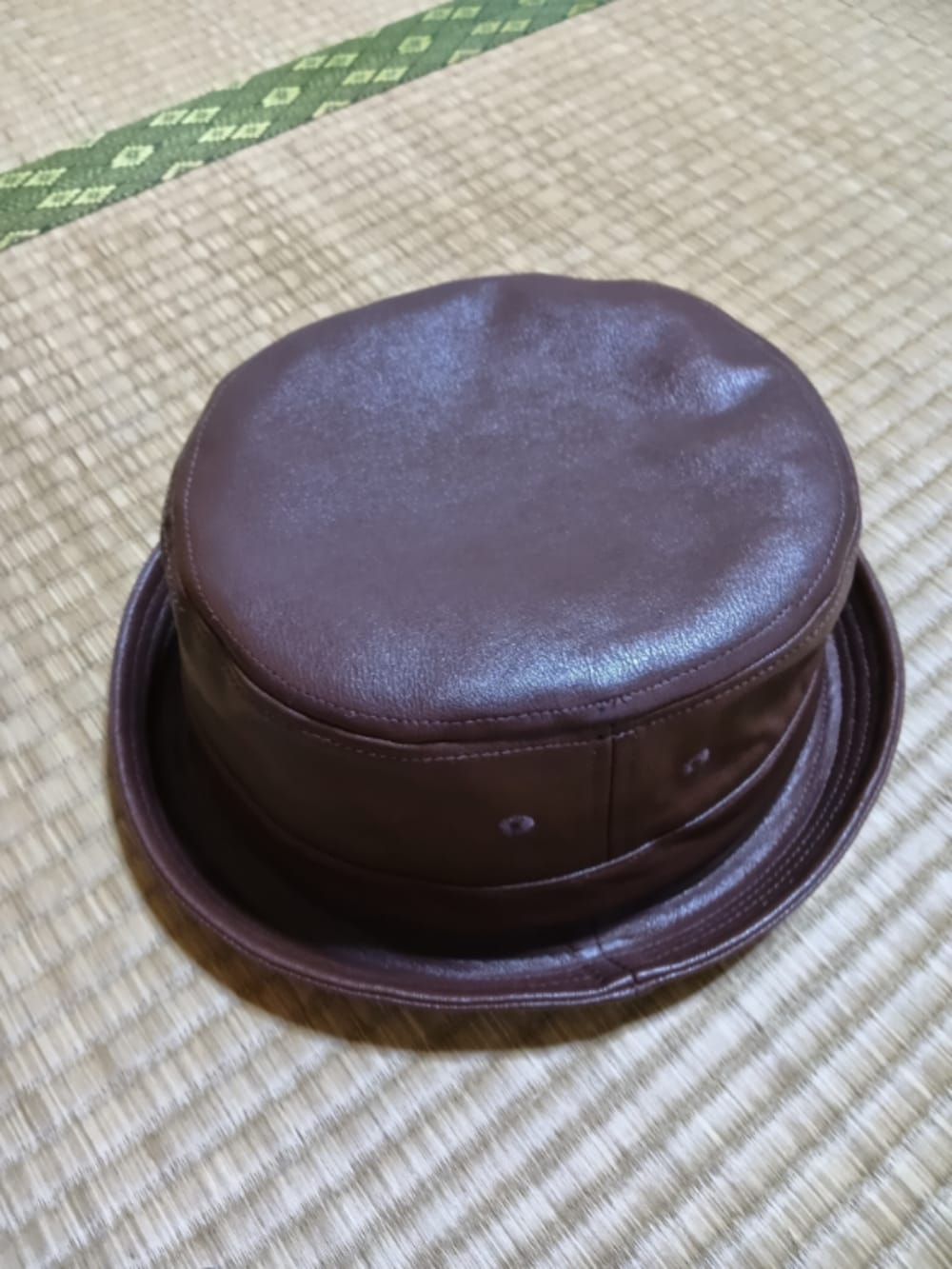 ブラウン系のハットを着用したメンズの秋コーディネートの2枚目の写真
