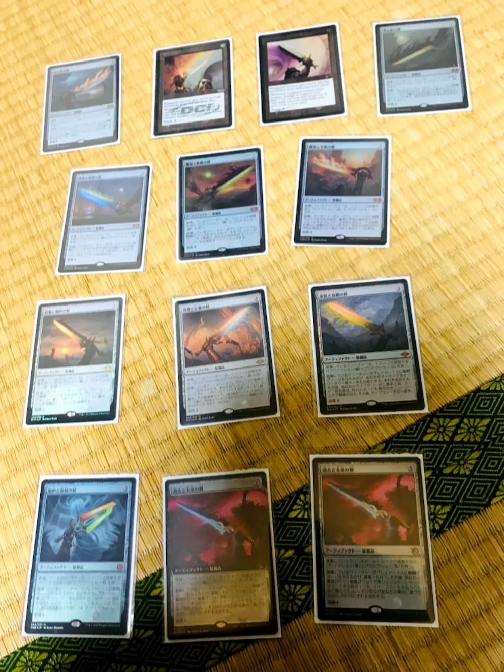 パープル系のスウェットパンツ、ピンク系のシャツ/ブラウス、ブラック系のジャケット/アウターを着用したメンズの春コーディネートの3枚目の写真