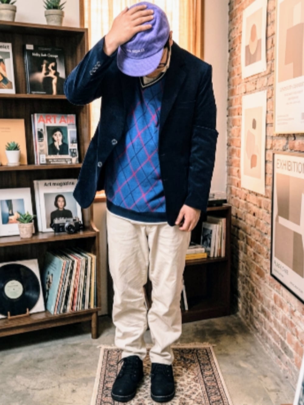 ブラック系のシャツ/ブラウス、イエロー系のジャケット/アウター、ホワイト系のパンツを着用したメンズの春コーディネートの3枚目の写真