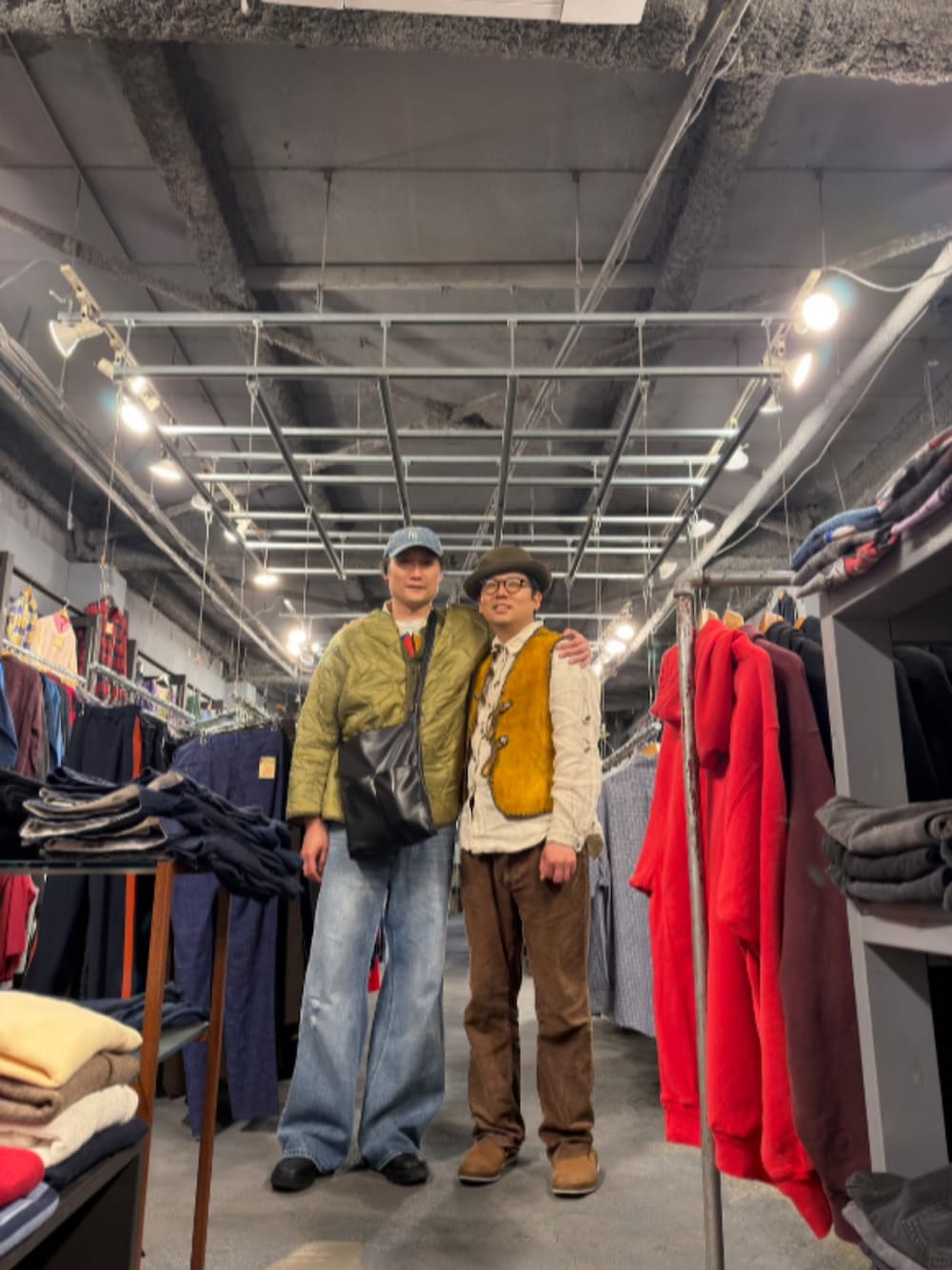 ブラウン系のパンツを着用したメンズの春コーディネートの4枚目の写真