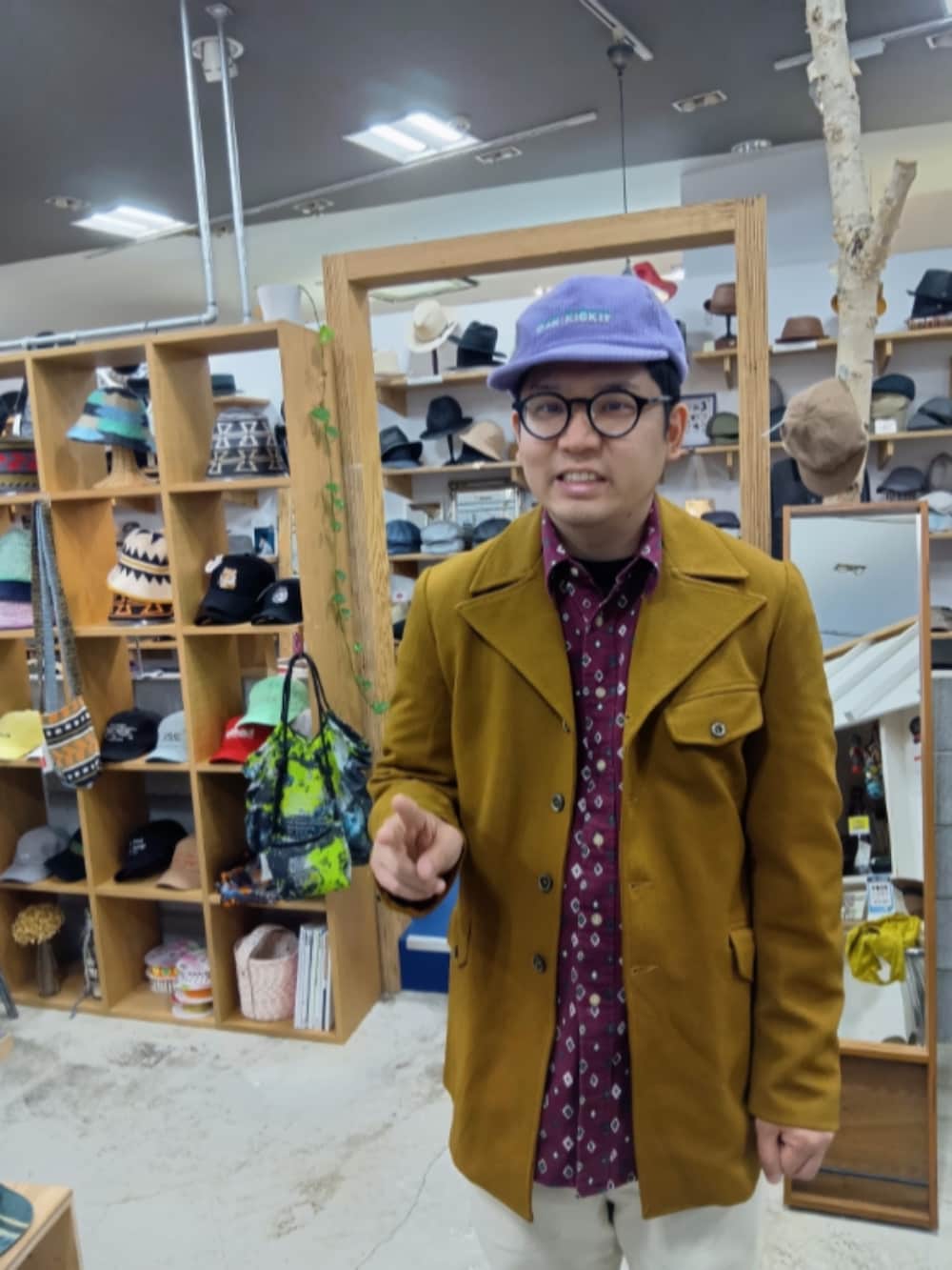 イエロー系のジャケット/アウター、パープル系のシャツ/ブラウス、ホワイト系のパンツを着用したメンズの春コーディネートの3枚目の写真