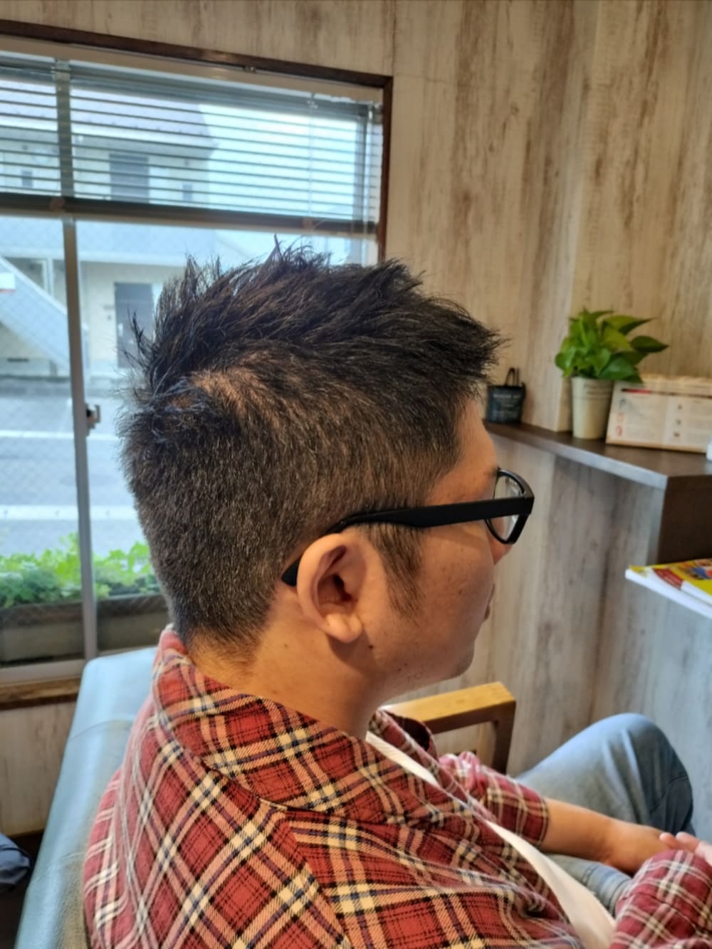 レッド系のジャケット/アウターを着用したメンズの秋コーディネートの4枚目の写真