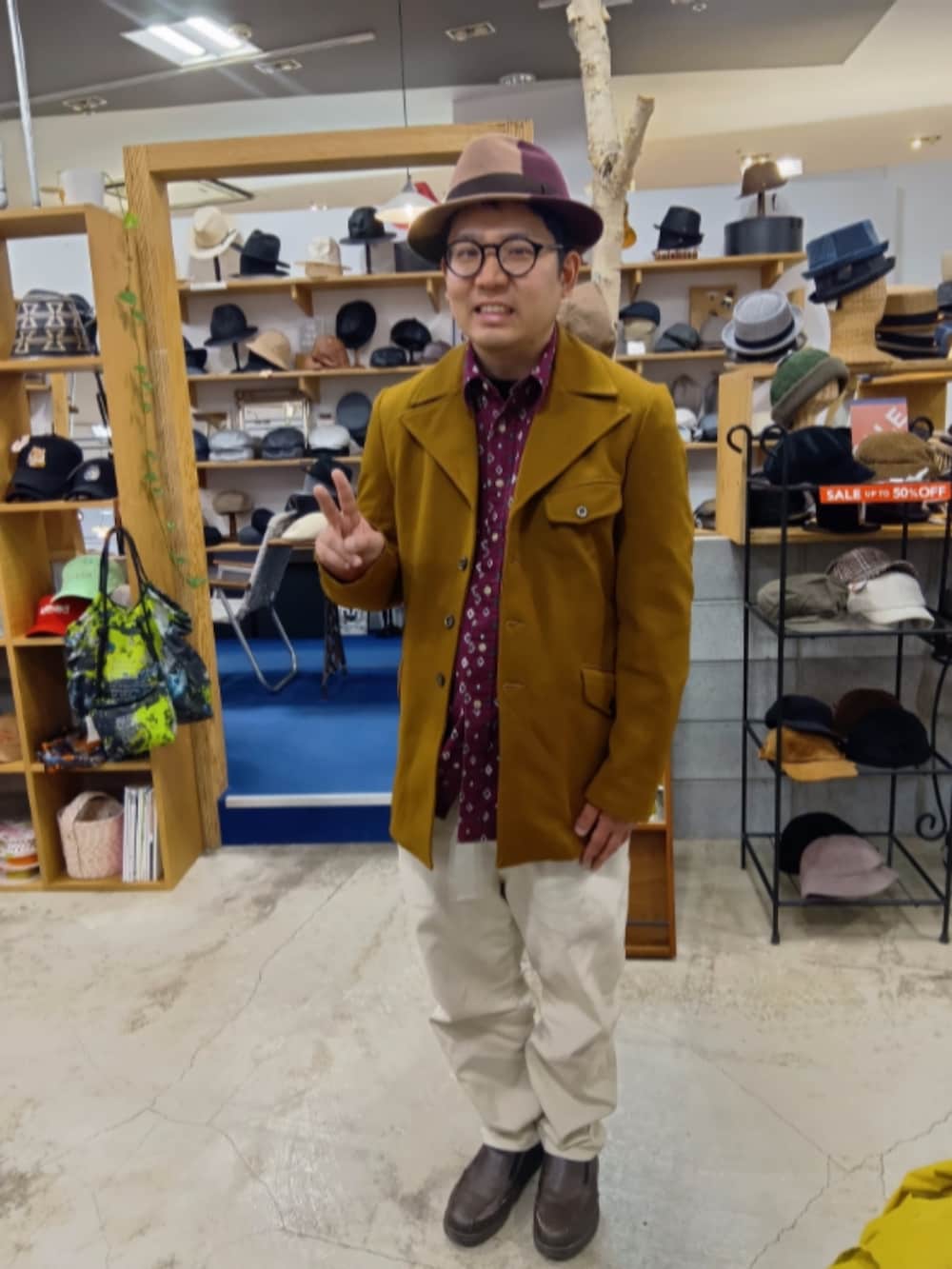 イエロー系のジャケット/アウター、パープル系のシャツ/ブラウス、ホワイト系のパンツを着用したメンズの春コーディネートの2枚目の写真