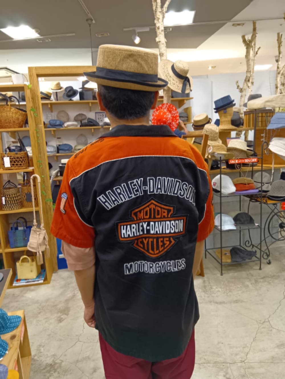 ブラック系のシャツ/ブラウス、ピンク系のTシャツ/カットソー、レッド系のパンツを着用したメンズの夏コーディネートの3枚目の写真