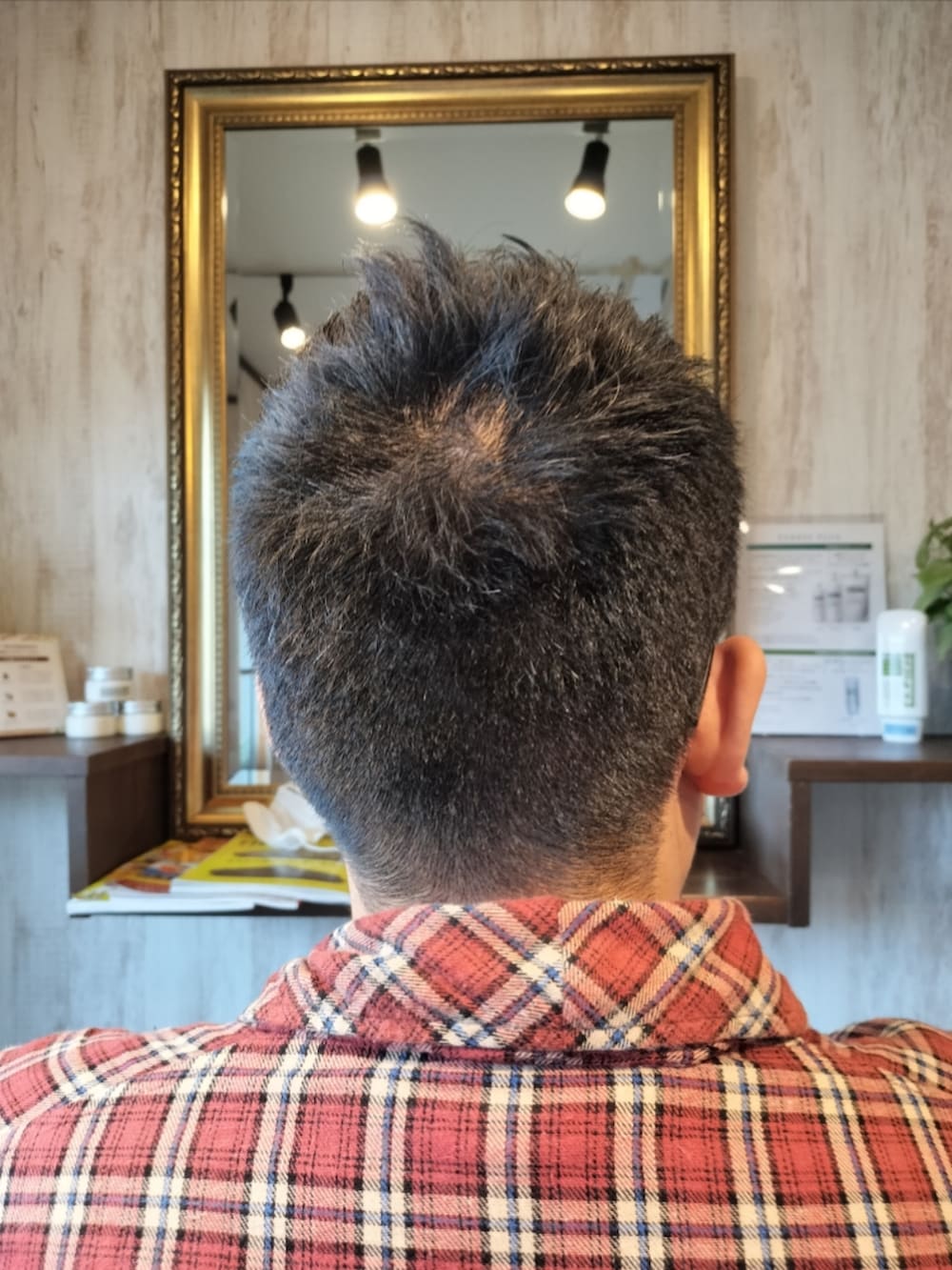 レッド系のジャケット/アウターを着用したメンズの秋コーディネートの5枚目の写真