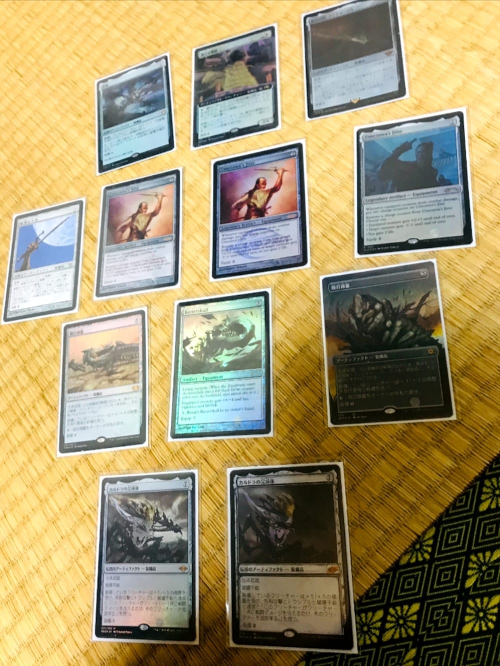 パープル系のスウェットパンツ、ピンク系のシャツ/ブラウス、ブラック系のジャケット/アウターを着用したメンズの春コーディネートの2枚目の写真