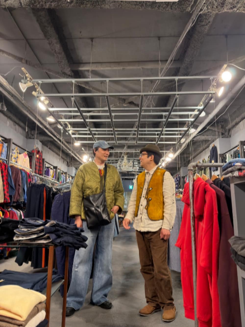 ブラウン系のパンツを着用したメンズの春コーディネートの3枚目の写真