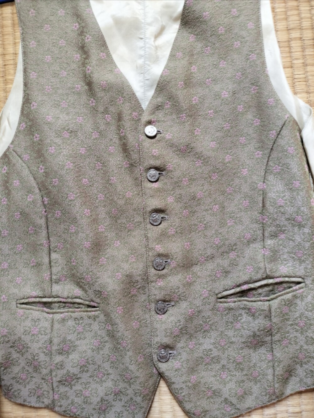 ベージュ系のベスト、イエロー系のシャツ/ブラウス、オレンジ系のパンツを着用したメンズの夏コーディネートの2枚目の写真