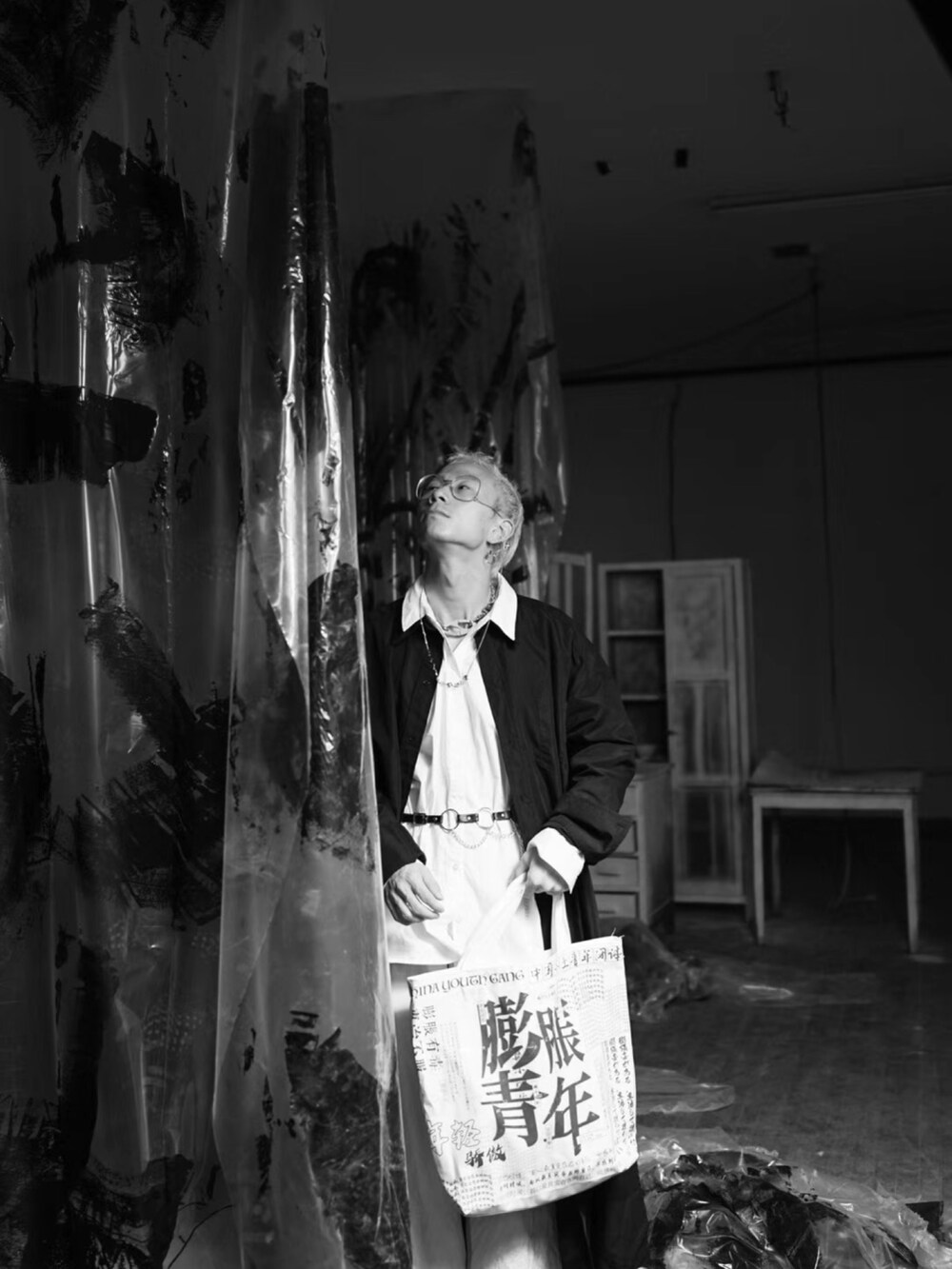 「ootd」｜「Yohji Yamamotoのアイテム（トップス、ブラック系）」を使った、秦然さん（メンズ・175cm）の春コーディネートの2枚目の写真