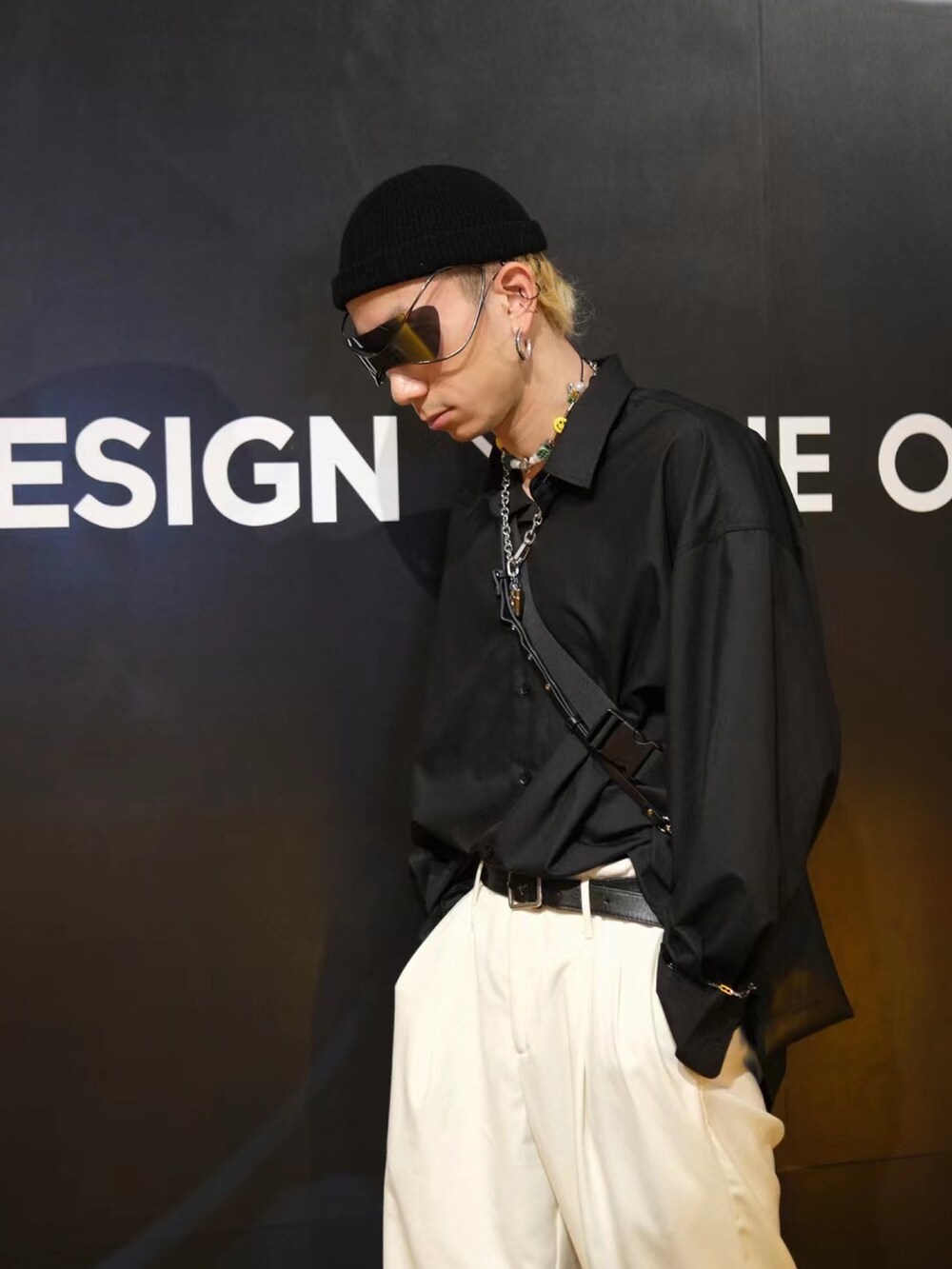 「ootd」｜「Yohji Yamamotoのアイテム（トップス、ブラック系）」を使った、秦然さん（メンズ・175cm）の春コーディネートの2枚目の写真