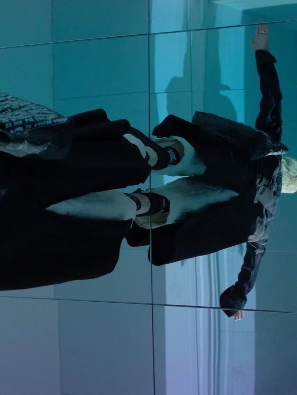 「ootd」｜「Yohji Yamamotoのアイテム（トップス、ブラック系）」を使った、秦然さん（メンズ・175cm）の春コーディネートの2枚目の写真