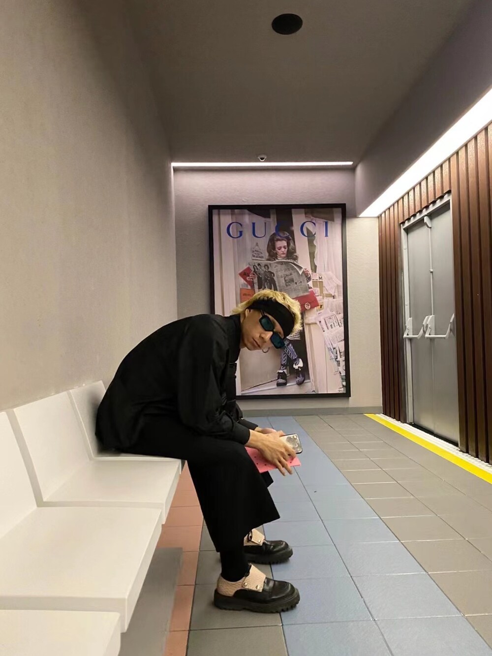 「ootd」｜「pushBUTTONのアイテム（バッグ、ブルー系）」を使った、秦然さん（メンズ・175cm）の春コーディネートの3枚目の写真