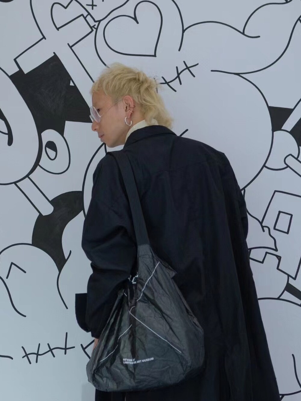 「ootd」｜「Yohji Yamamotoのアイテム（トップス、ブラック系）」を使った、秦然さん（メンズ・175cm）の春コーディネートの4枚目の写真