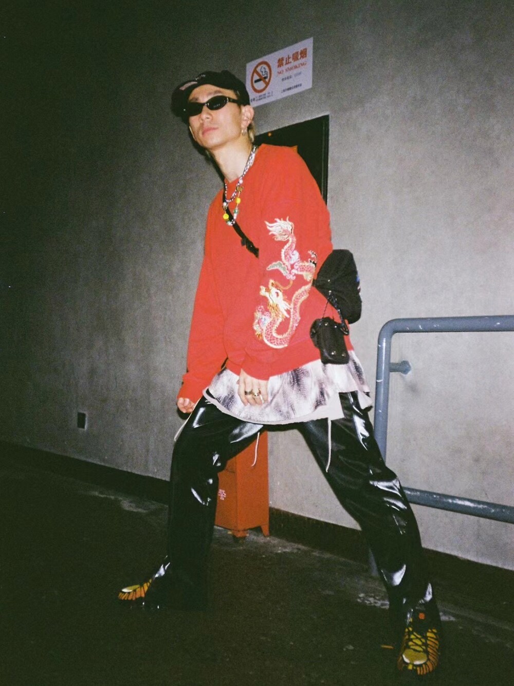 「ootd」｜「pushBUTTONのアイテム（トップス、レッド系）」を使った、秦然さん（メンズ・175cm）の春コーディネートの2枚目の写真