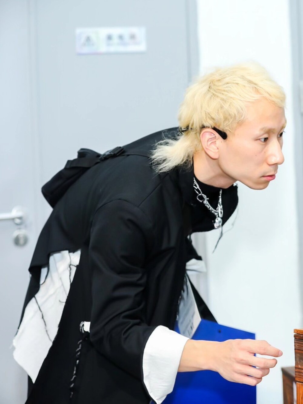 「ootd」｜「ADER errorのアイテム（バッグ、ブラック系）」を使った、秦然さん（メンズ・175cm）の春コーディネートの2枚目の写真