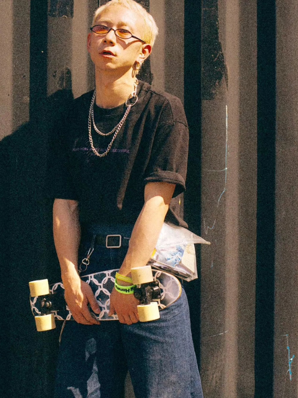 「ootd」｜「ADER errorのアイテム（デニムパンツ、ブルー系）」を使った、秦然さん（メンズ・175cm）の秋コーディネートの3枚目の写真