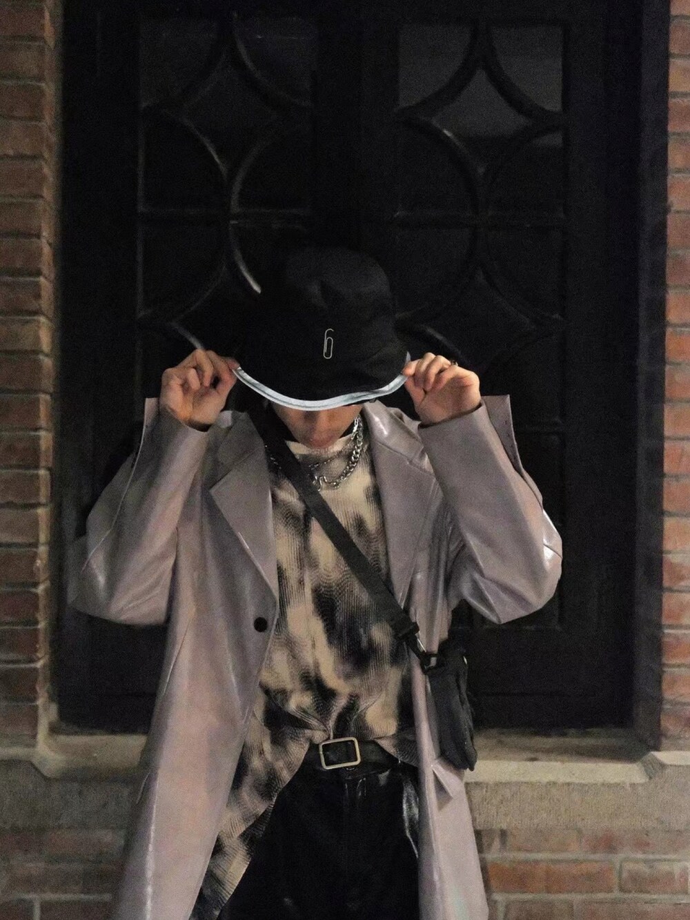 「ootd」｜「pushBUTTONのアイテム（ジャケット/アウター、パープル系）」を使った、秦然さん（メンズ・175cm）の春コーディネートの3枚目の写真