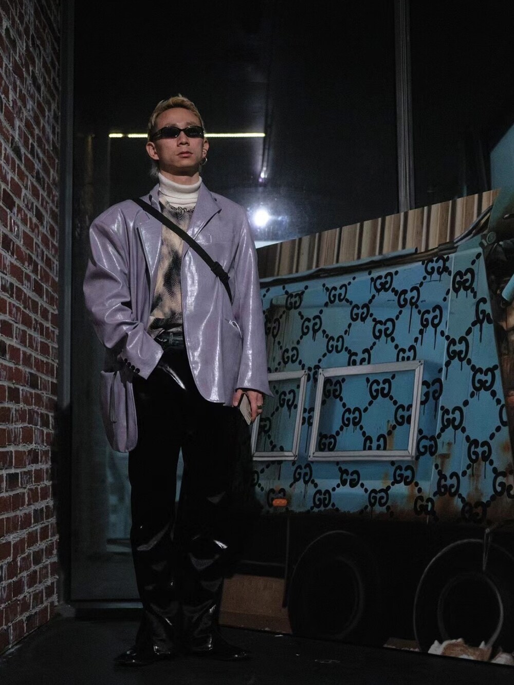 「ootd」｜「pushBUTTONのアイテム（ジャケット/アウター、パープル系）」を使った、秦然さん（メンズ・175cm）の春コーディネートの4枚目の写真