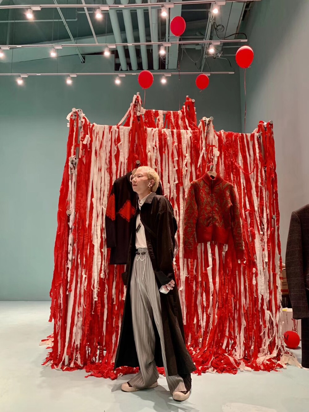 「ootd」｜「Yohji Yamamotoのアイテム（トップス、ブラック系）」を使った、秦然さん（メンズ・175cm）の春コーディネートの2枚目の写真