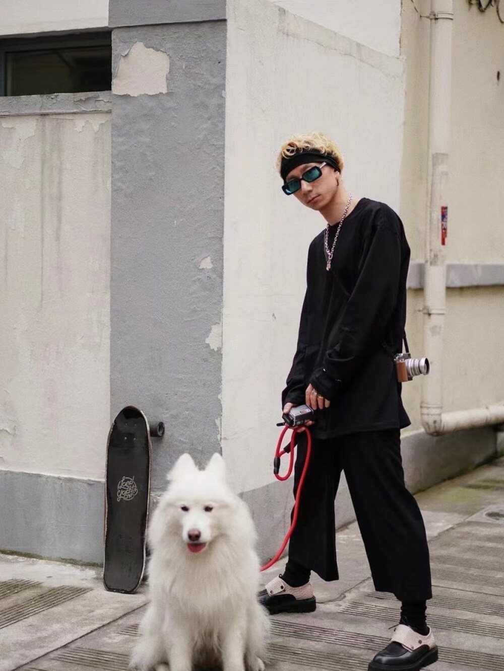 「ootd」｜「Yohji Yamamotoのアイテム（トップス、ブラック系）」を使った、秦然さん（メンズ・175cm）の春コーディネートの4枚目の写真