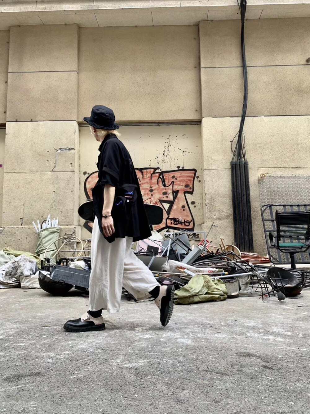 「ootd」｜「Yohji Yamamotoのアイテム（トップス、ブラック系）」を使った、秦然さん（メンズ・175cm）の春コーディネートの2枚目の写真