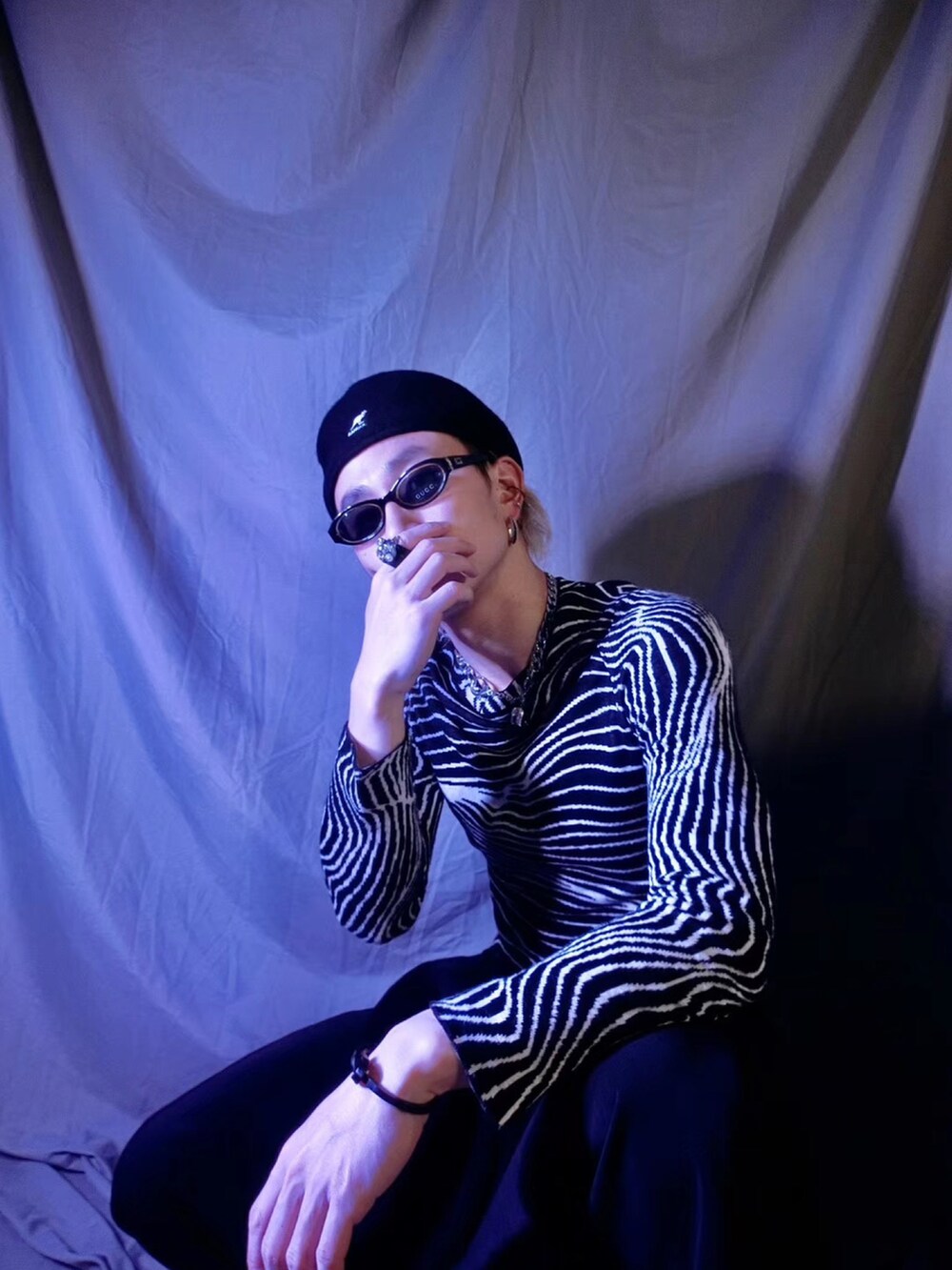 「ootd」｜「11 by Boris Bidjan Saberi のアイテム（トップス、ブラック系）」を使った、秦然さん（メンズ・175cm）の春コーディネートの2枚目の写真