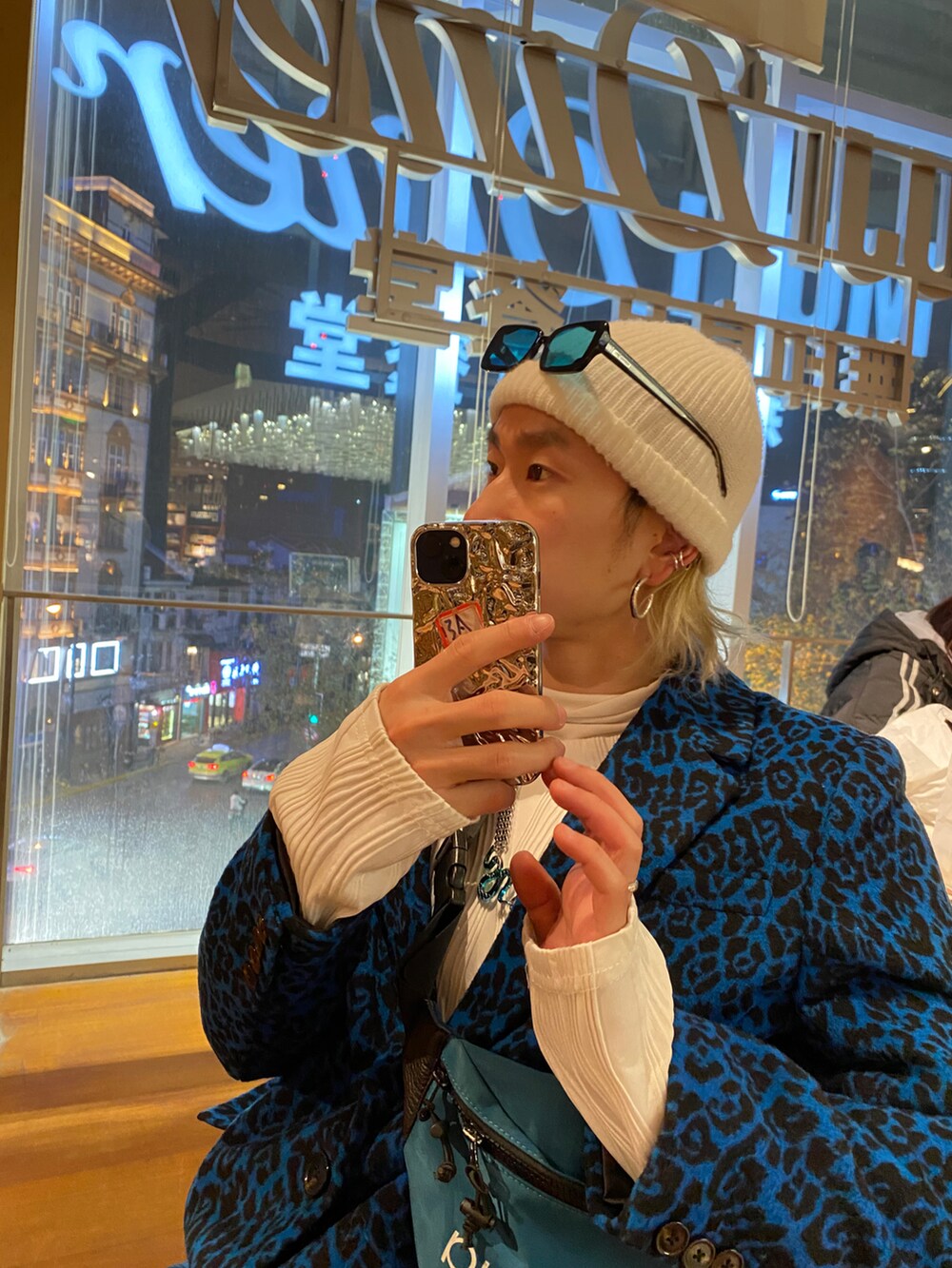 「ootd」｜「pushBUTTONのアイテム（バッグ、ブルー系）」を使った、秦然さん（メンズ・175cm）の冬コーディネートの5枚目の写真
