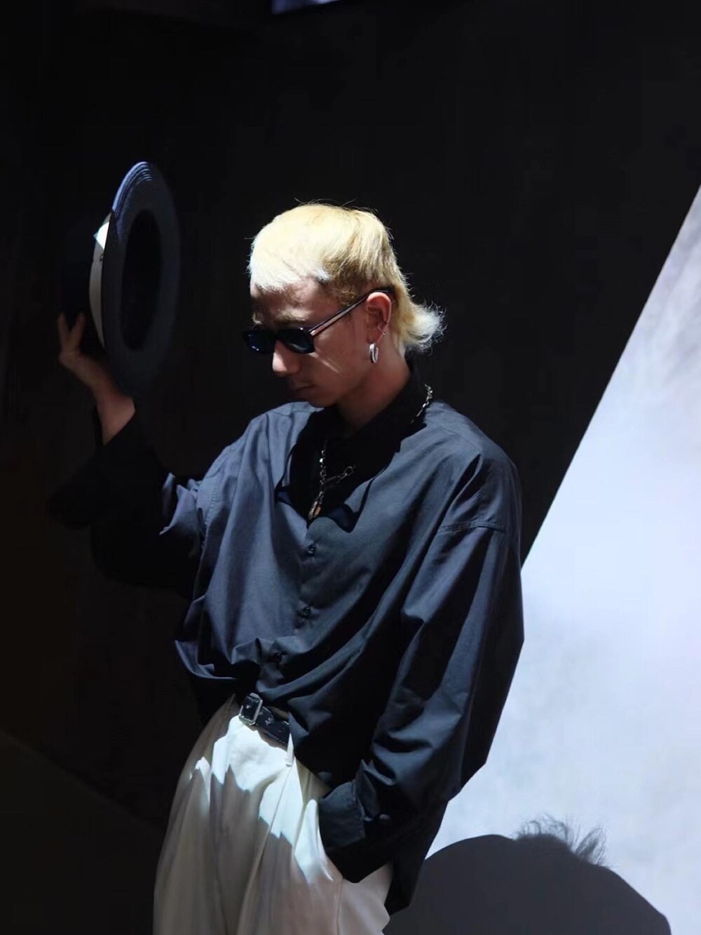 「ootd」｜「Yves Saint Laurentのアイテム（トップス、ブラック系）」を使った、秦然さん（メンズ・175cm）の秋コーディネートの3枚目の写真
