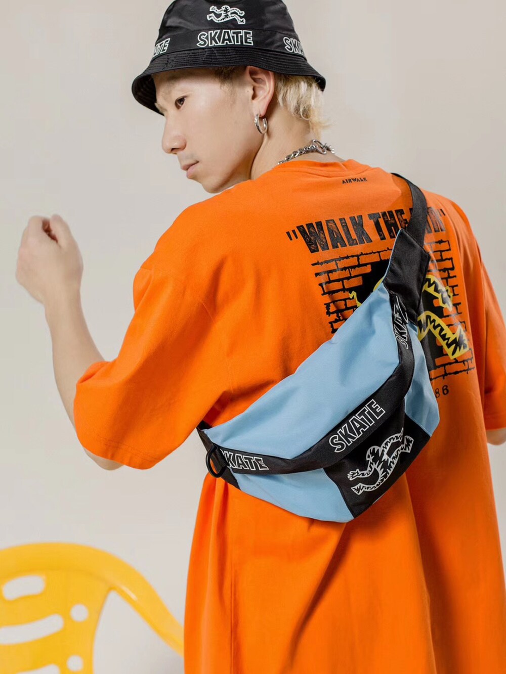 「ootd」｜「AIRWALKのアイテム（トップス、オレンジ系）」を使った、秦然さん（メンズ・175cm）の夏コーディネートの2枚目の写真