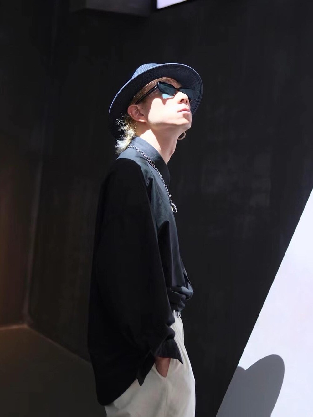 「ootd」｜「Yves Saint Laurentのアイテム（トップス、ブラック系）」を使った、秦然さん（メンズ・175cm）の秋コーディネートの2枚目の写真