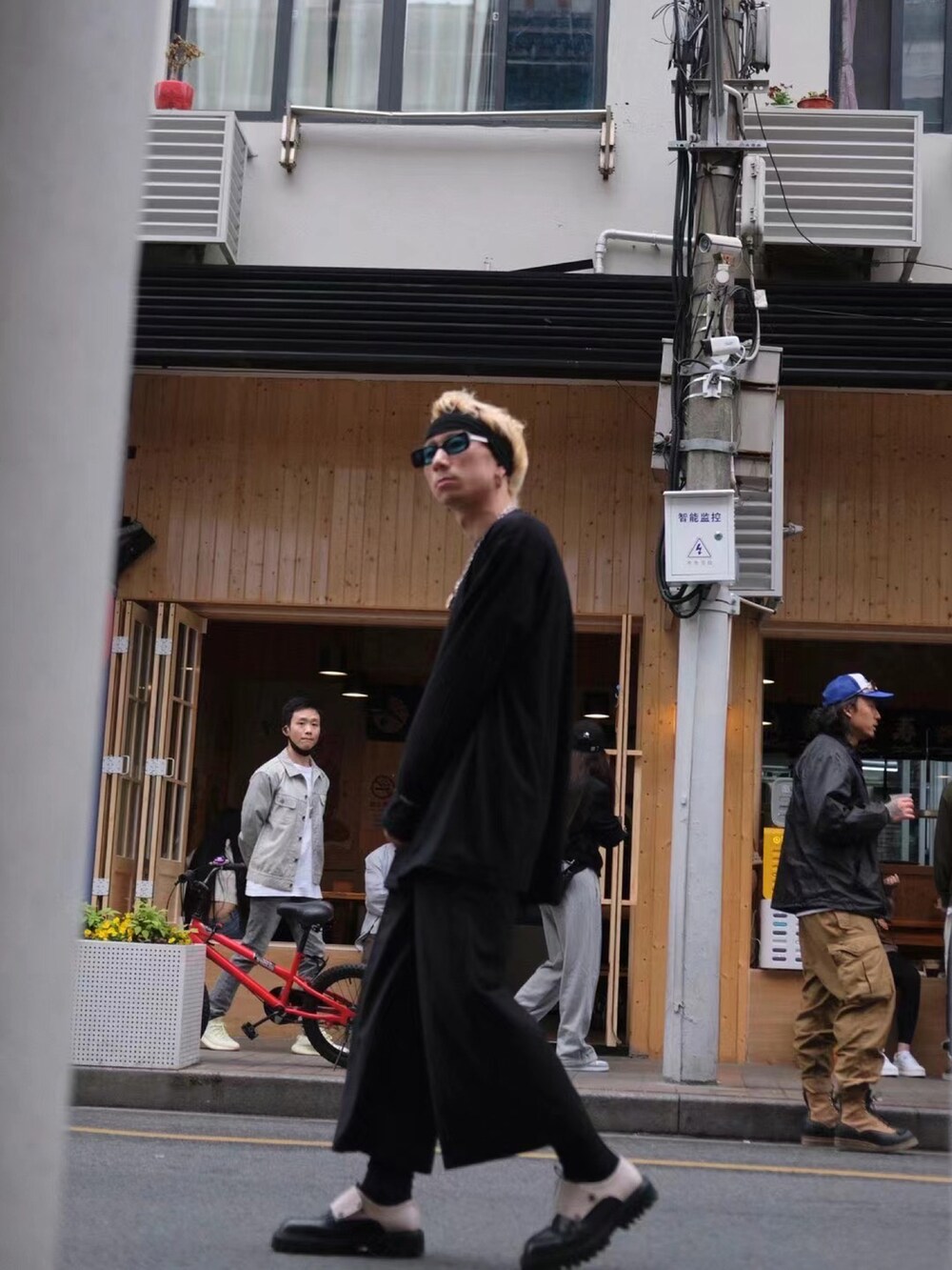 「ootd」｜「Yohji Yamamotoのアイテム（トップス、ブラック系）」を使った、秦然さん（メンズ・175cm）の春コーディネートの3枚目の写真