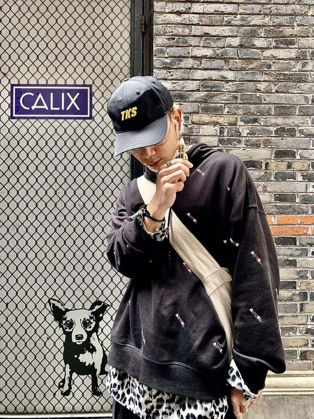 「ootd」｜「CLOTのアイテム（バッグ、ブラック系）」を使った、秦然さん（メンズ・175cm）の春コーディネートの2枚目の写真
