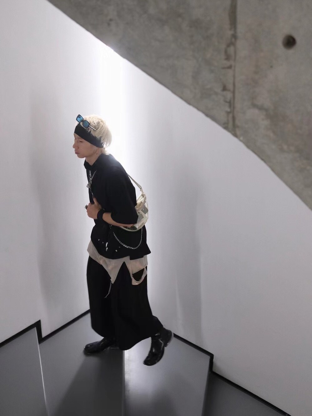 「ootd」｜「Yohji Yamamotoのアイテム（トップス、ブラック系）」を使った、秦然さん（メンズ・175cm）の夏コーディネートの2枚目の写真