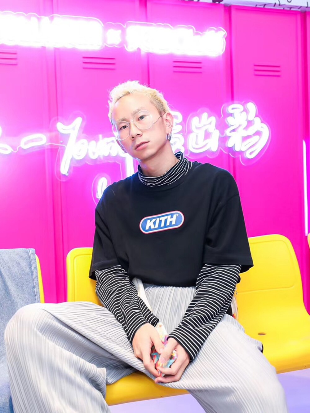 「ootd」｜「KITHのアイテム（Tシャツ/カットソー、ブラック系）」を使った、秦然さん（メンズ・175cm）の春コーディネートの2枚目の写真