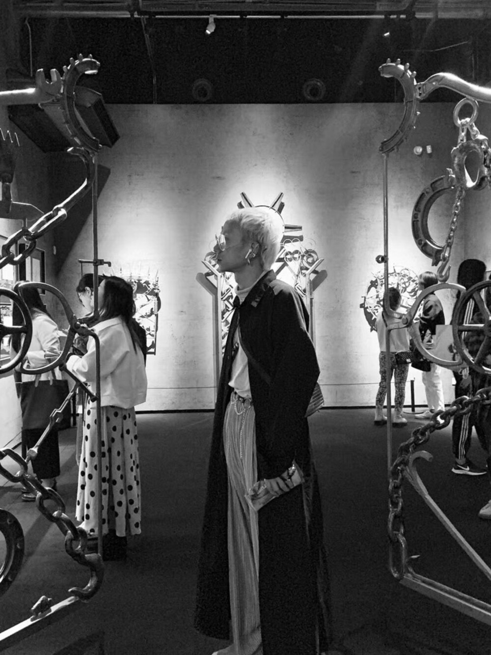 「ootd」｜「Yohji Yamamotoのアイテム（トップス、ブラック系）」を使った、秦然さん（メンズ・175cm）の春コーディネートの5枚目の写真