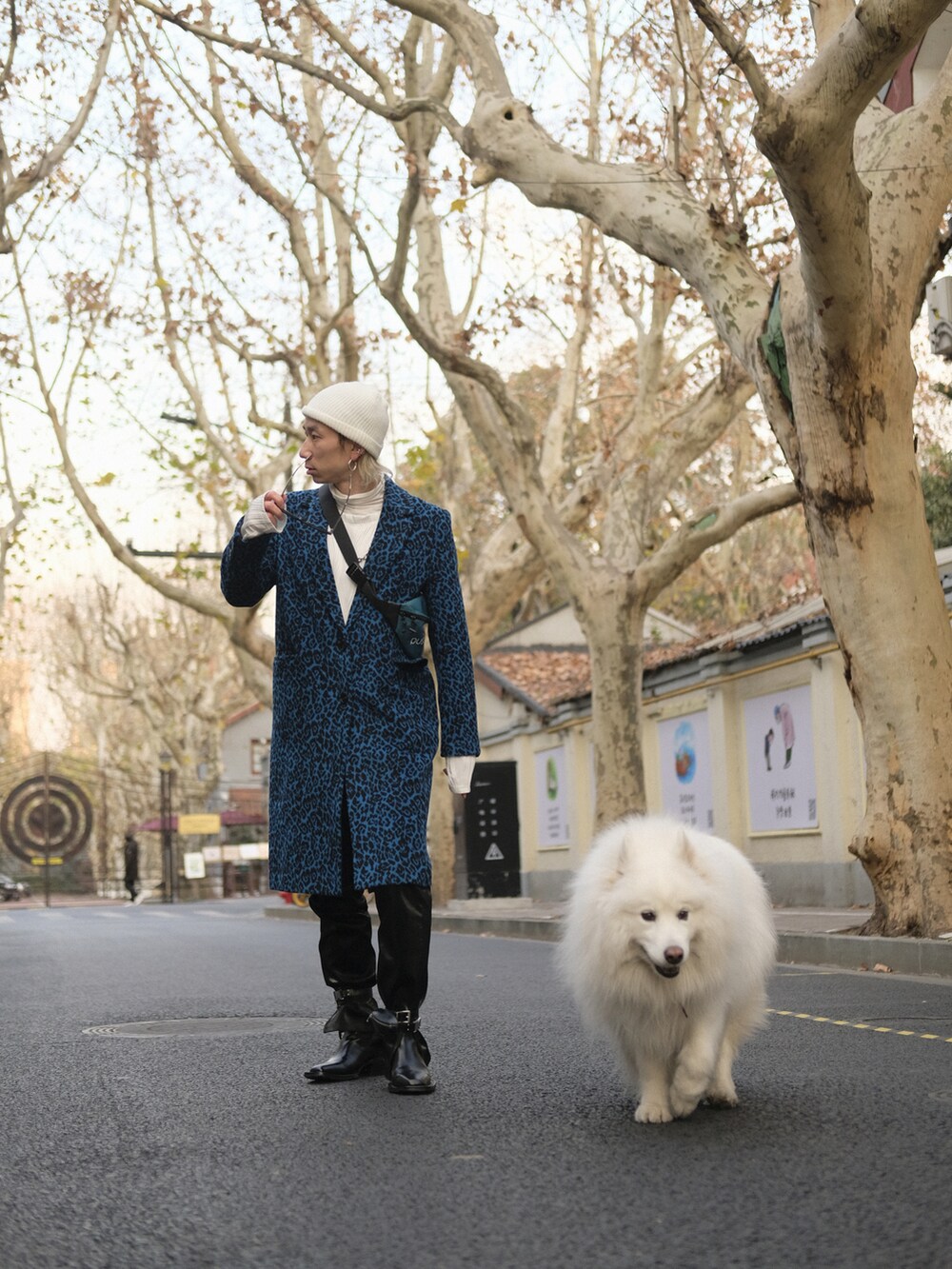 「ootd」｜「pushBUTTONのアイテム（バッグ、ブルー系）」を使った、秦然さん（メンズ・175cm）の冬コーディネートの2枚目の写真