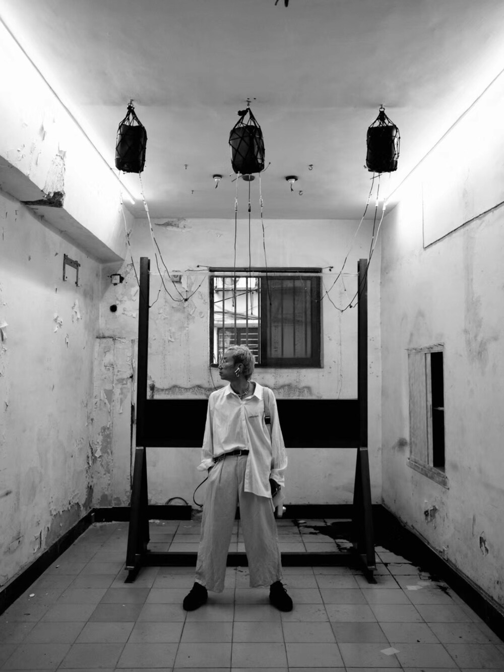 「ootd」｜「Yohji Yamamotoのアイテム（シャツ/ブラウス、ホワイト系）」を使った、秦然さん（メンズ・175cm）の春コーディネートの2枚目の写真