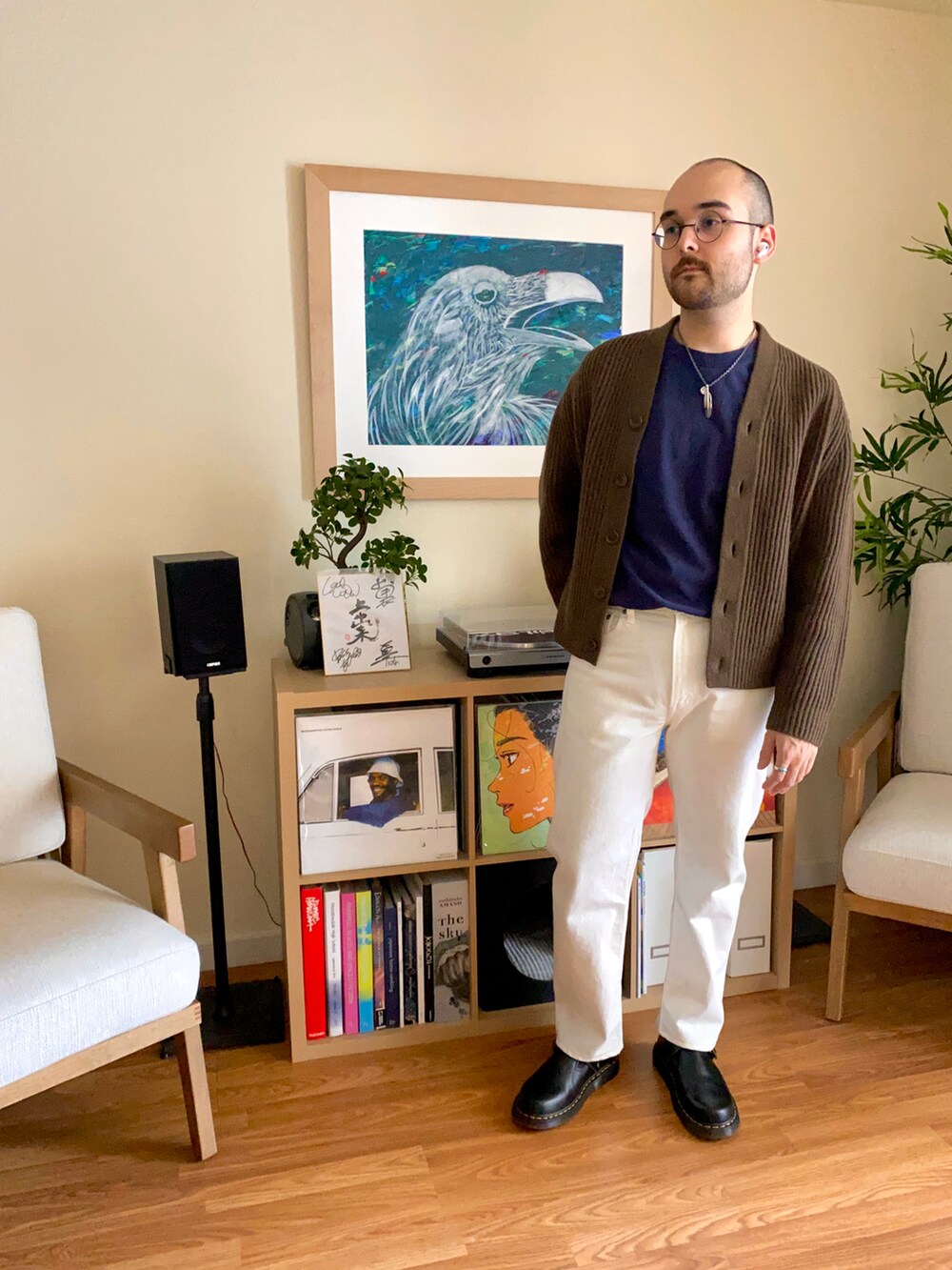 ホワイト系のデニムパンツ、ブラウン系のサンダル、ブルー系のTシャツ/カットソーを着用したメンズの春コーディネートの2枚目の写真