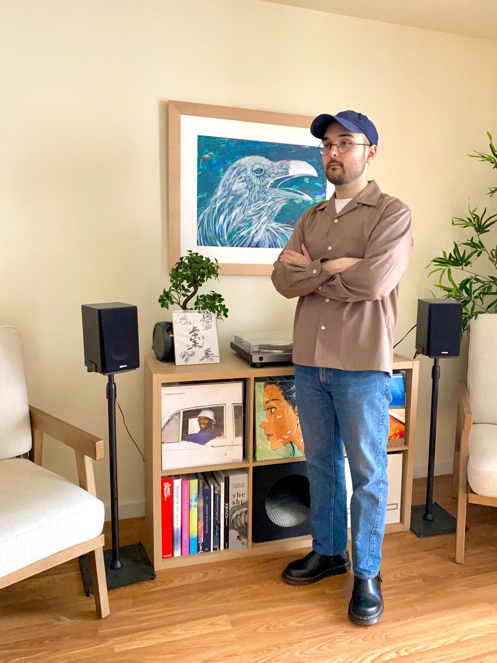 ブルー系のデニムパンツ、ブラウン系のサンダル、ブラウン系のシャツ/ブラウスを着用したメンズの春コーディネートの2枚目の写真