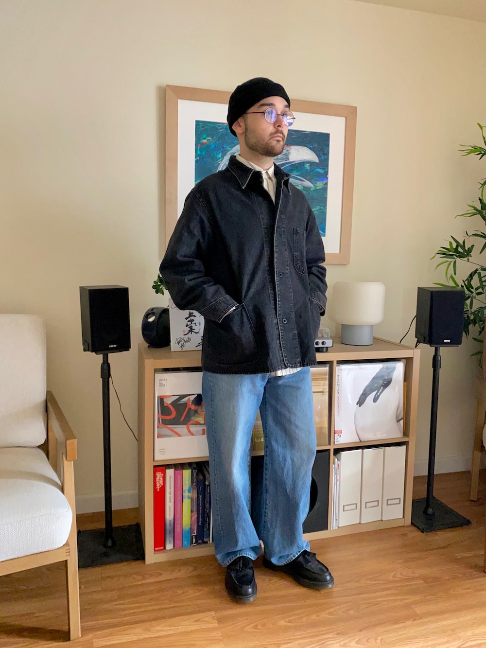 ブラック系のドレスシューズ、ブルー系のデニムパンツ、ブラック系のデニムジャケットを着用したメンズの秋コーディネートの2枚目の写真